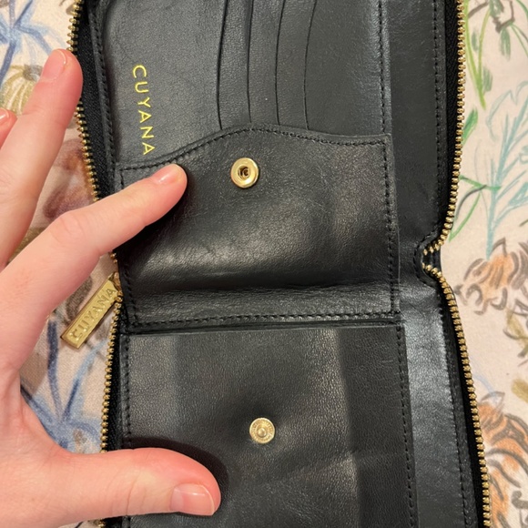Cuyana Small Zip Wallet in Smooth Black Leather - Picture 6 of 7